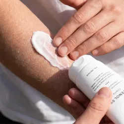 Axovital Pantenol 5% Crema Reparadora 100 ml | Farmacia Barata Axovital Pantenol 5% Crema Reparadora 100 ml | Farmacia Barata